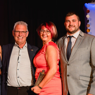 Mme Dufour recevant le prix Agnès-Dumulon